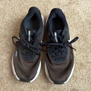 Black Nike sneakers size 7.5